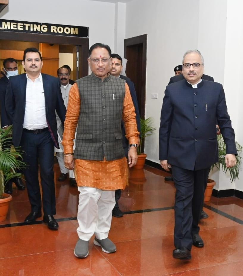 मुख्यमंत्री श्री विष्णु देव साय से छत्तीसगढ़ उच्च न्यायालय के मुख्य न्यायाधिपति जस्टिस श्री रमेश सिन्हा ने सौजन्य मुलाकात की