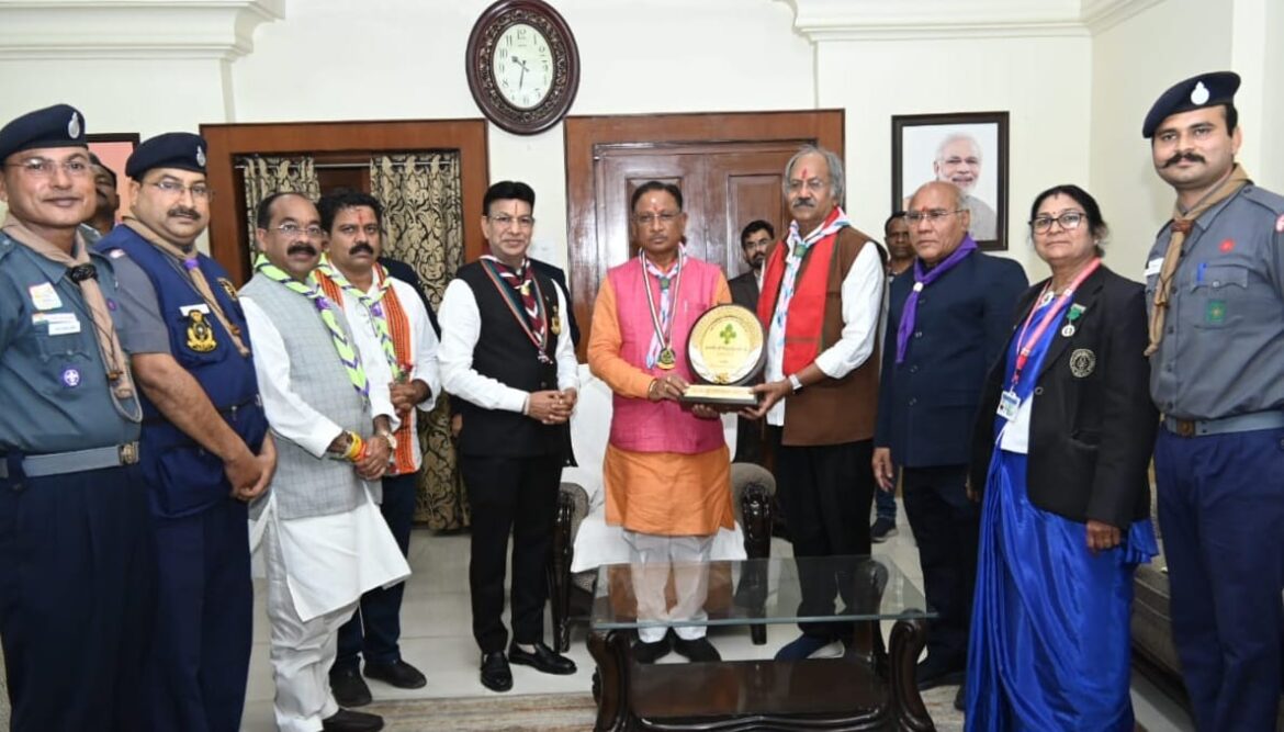 मुख्यमंत्री श्री विष्णु देव साय को स्काउट्स एवं गाइड्स के सदस्यों ने संरक्षक बैज पहना कर अलंकृत किया