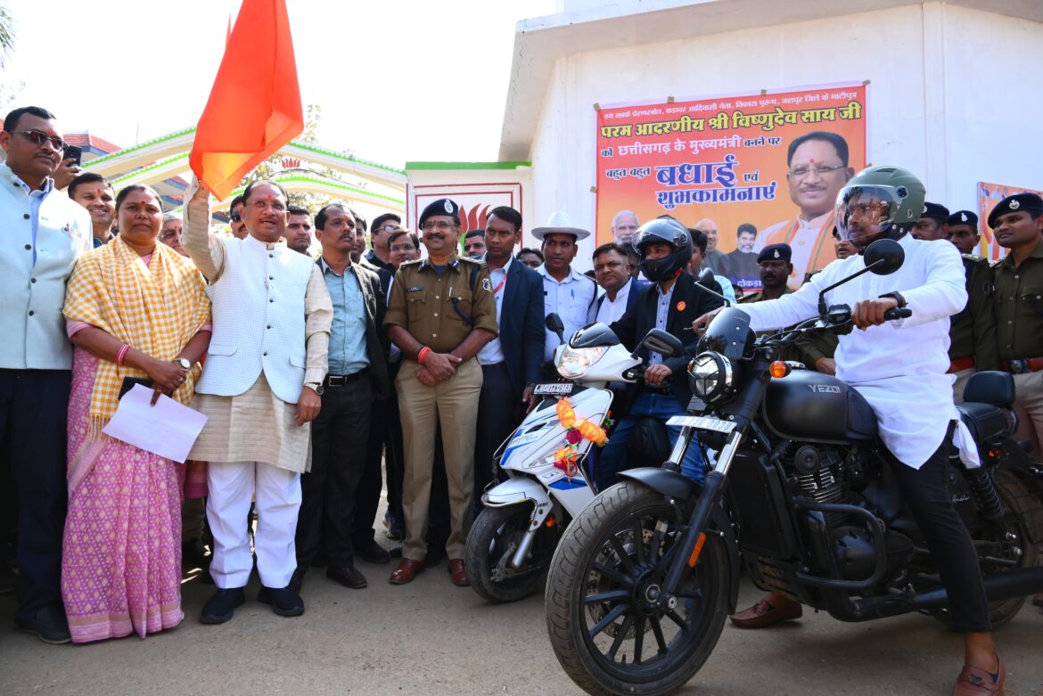 मुख्यमंत्री श्री विष्णुदेव साय ने हेलमेट जागरूकता रैली और अंजोर रथ को बगिया निवास से किया रवाना