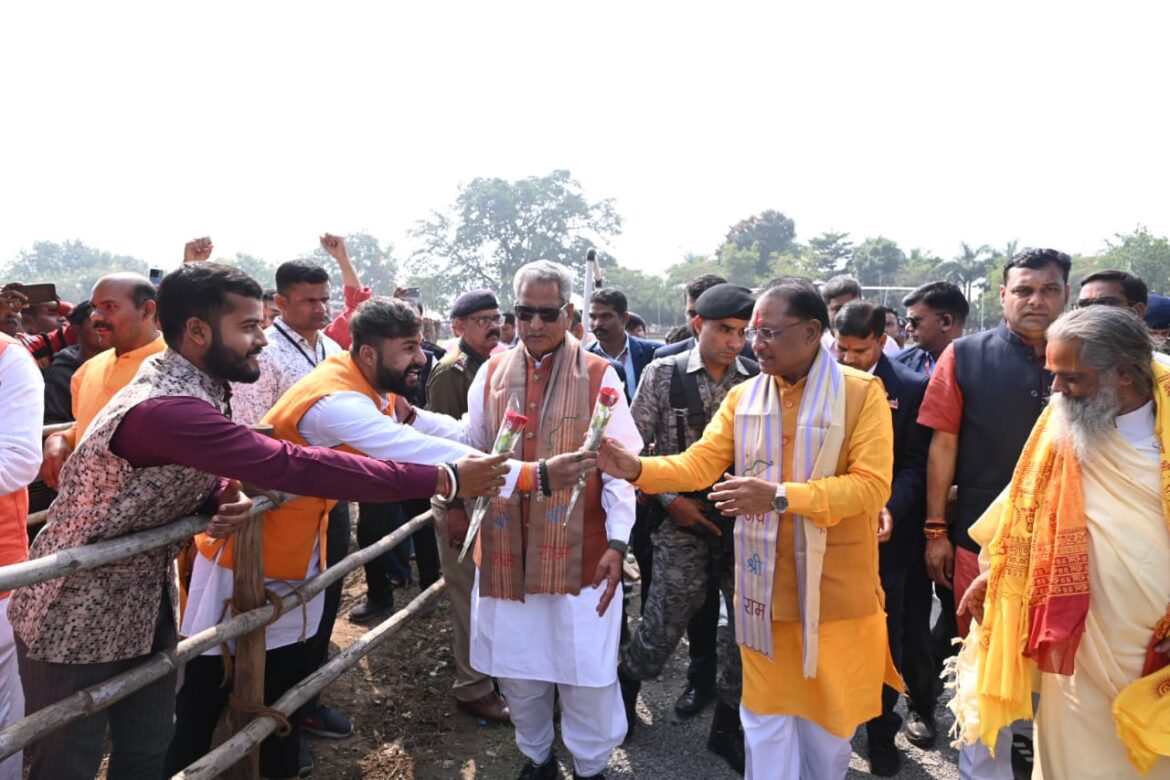 मुख्यमंत्री के प्रथम जिला आगमन पर जनप्रतिनिधियों, स्थानीय नागरिकों और अधिकारियों ने किया आत्मीय स्वागत