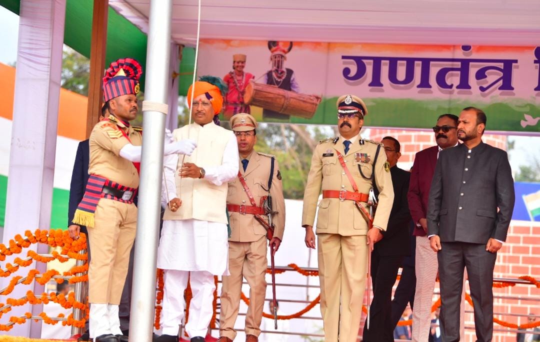 मुख्यमंत्री श्री साय ने 75 वें गणतंत्र दिवस के पावन अवसर पर बस्तर जिला मुख्यालय जगदलपुर में किया ध्वजारोहण