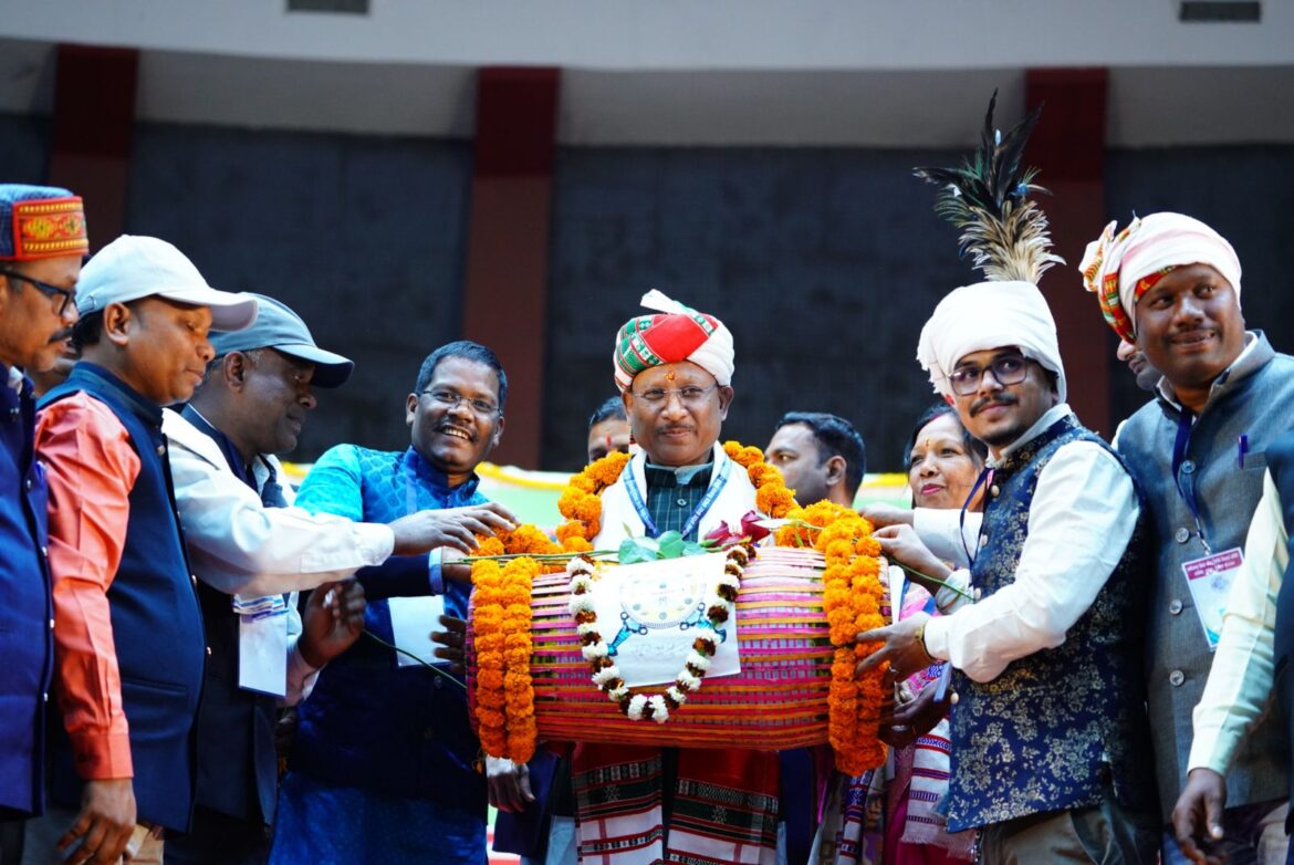 मुख्यमंत्री श्री विष्णु देव साय कंवर समाज द्वारा आयोजित कंवर महोत्सव सम्मान समारोह में शामिल होने राजधानी रायपुर के बलबीर सिंह जुनेजा इंडोर स्टेडियम पहुंचे