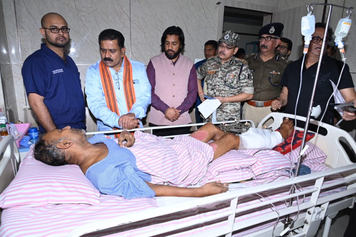 बीजापुर की घटना में घायल जवानों से अस्पताल में मिले गृह मंत्री, जवानों का पूरा ख्याल रखने चिकित्सकों को दिये निर्देश