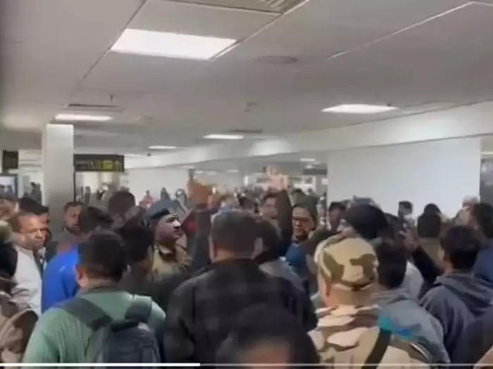 दिल्ली एयरपोर्ट पर बवाल, इंडिगो ने फ्लाइट रद्द की तो यात्रियों ने किया हंगामा