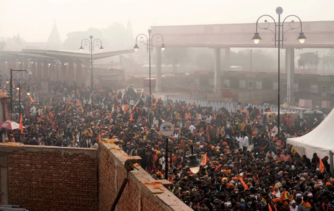 राम मंदिर में आस्था का ऐसा सैलाब, भक्तों को संभालने के लिए नीचे बैठ गए पुलिसवाले