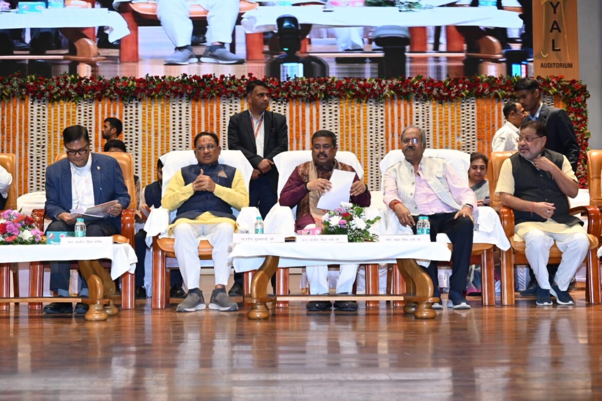 केन्द्रीय शिक्षा मंत्री श्री धर्मेन्द्र प्रधान के मुख्य आतिथ्य एवं मुख्यमंत्री श्री विष्णु देव साय की अध्यक्षता में कार्यक्रम प्रारंभ