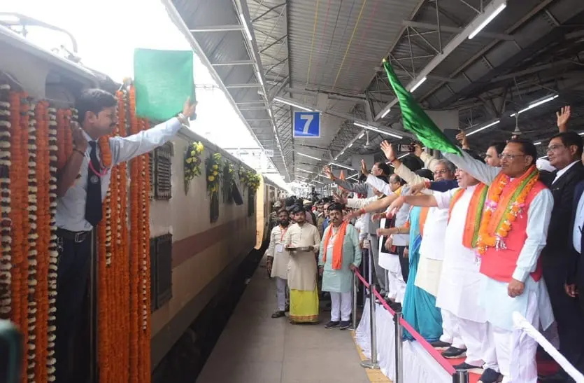 श्री रामलला धाम के लिए हुए रवाना, CM विष्णु ने अयोध्या स्पेशल ट्रेन को दिखाई हरी झंडी