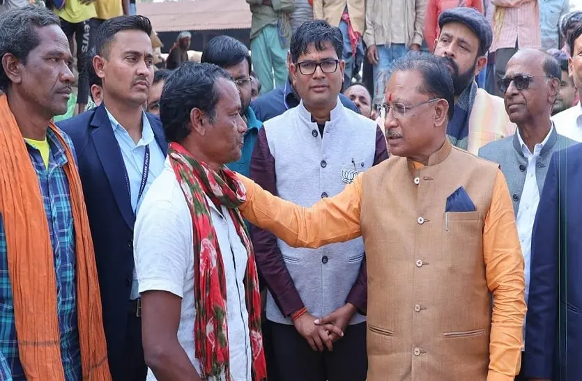 धान खरीदी केंद्र में CM का दिखा अलग ही अंदाज, किसान से की चर्चा