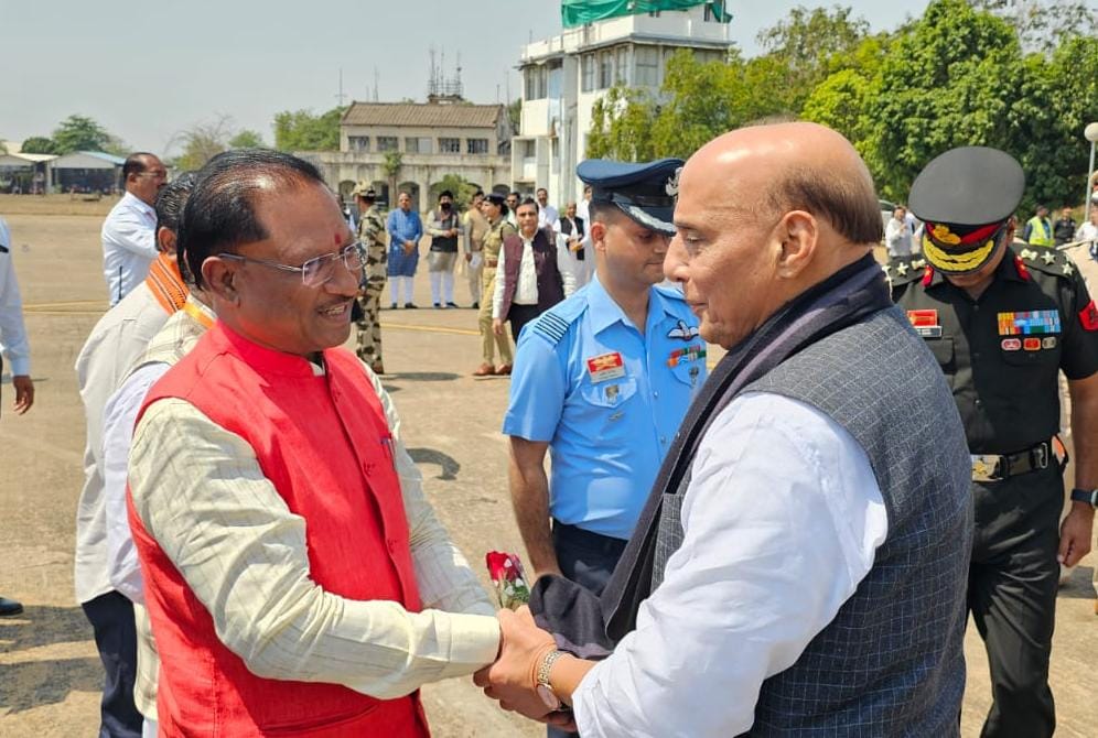 मुख्यमंत्री श्री विष्णुदेव साय ने माना के स्वामी विवेकानन्द हवाई अड्डे पर केन्द्रीय रक्षा मंत्री श्री राजनाथ सिंह का हार्दिक स्वागत किया