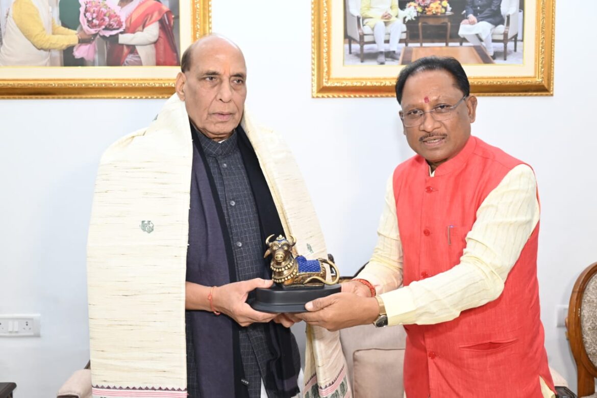 केंद्रीय रक्षा मंत्री श्री राजनाथ सिंह का मुख्यमंत्री श्री विष्णुदेव साय के आवास पर पहुंचने पर गर्मजोशी से स्वागत किया गया