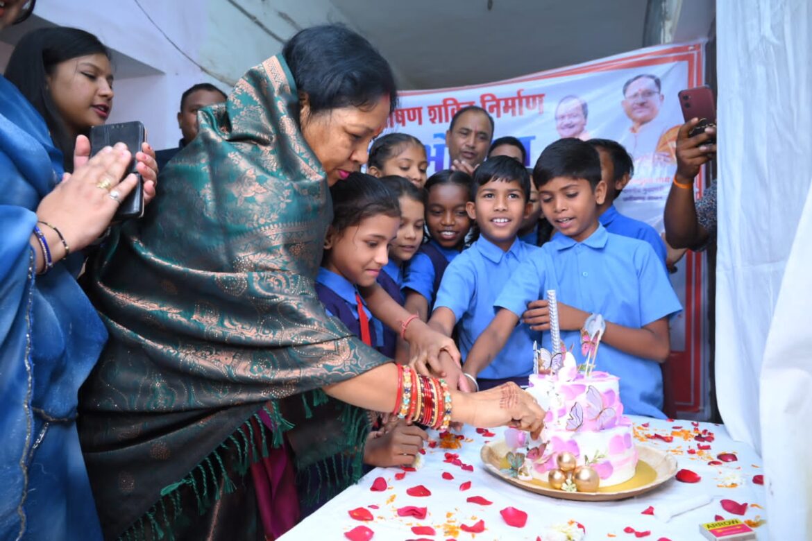 मुख्यमंत्री की धर्मपत्नी ने अपने जन्मदिन पर आयोजित न्योता भोज में अपने हाथों से बनी खीर बच्चों को परोसी