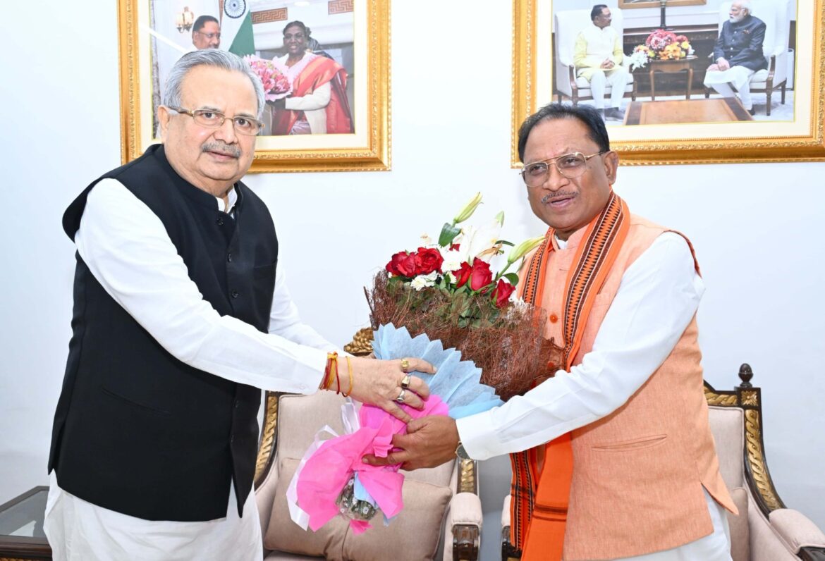 विधानसभा अध्यक्ष डॉ. रमन सिंह, मंत्रीगण, अधिकारीगण और प्रदेशवासियों ने मुख्यमंत्री श्री विष्णुदेव साय को बधाई दी