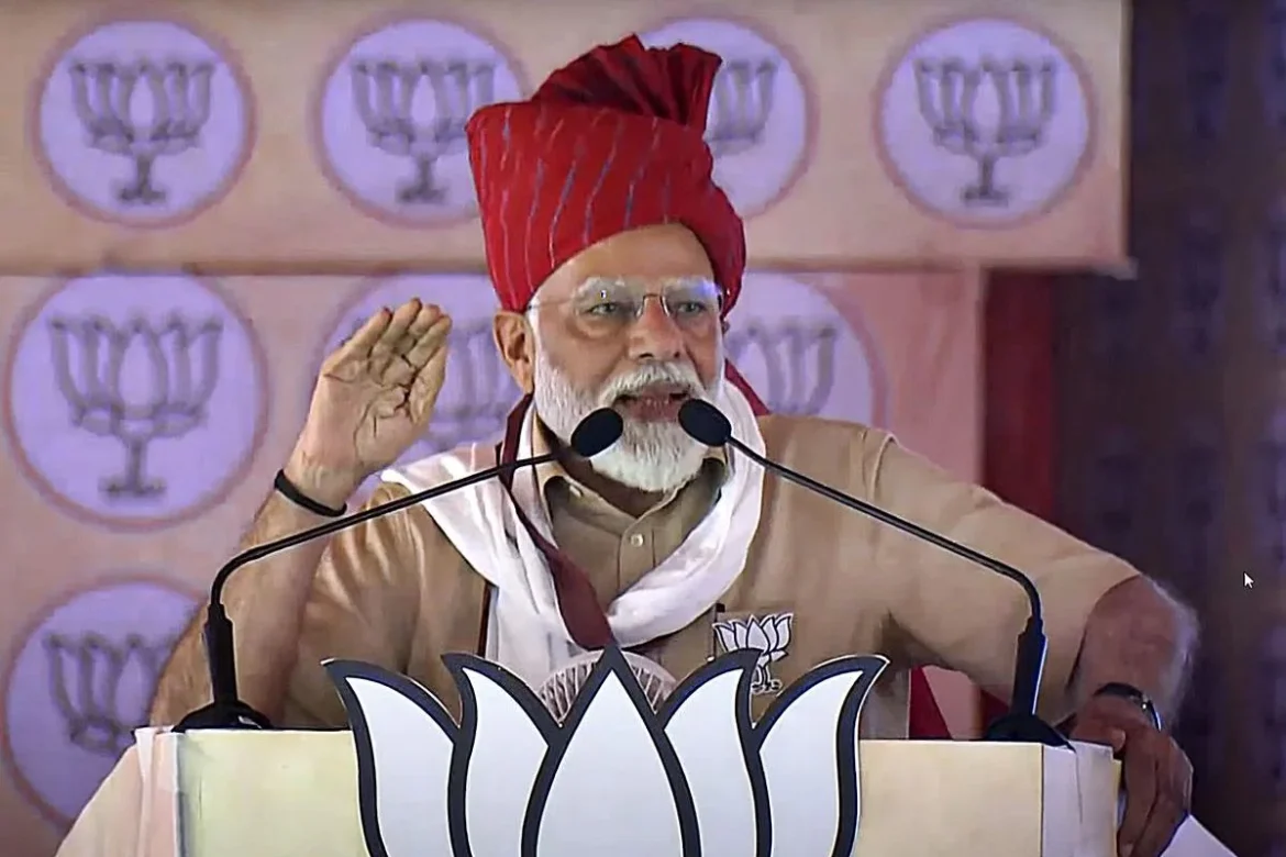 पीएम मोदी ने लोगों को सुनाया किस्सा, महिलाओं ने दिया खास तोहफा