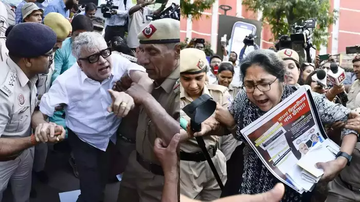 चुनाव आयोग के दर विपक्षी दल, धरने पर बैठ गए टीएमसी नेता, पुलिस ने हिरासत में लिया
