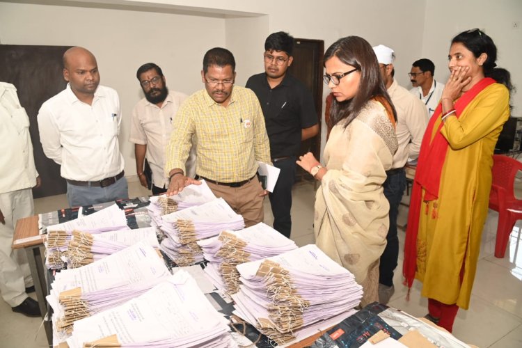 कलेक्टर ने मतदान दलों को उपलब्ध कराये जाने वाला मतदाता सूची का किया निरीक्षण