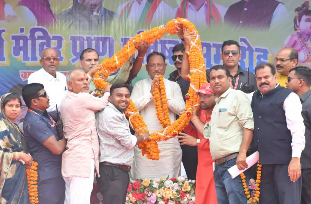 सीएम विष्णु देव मुंगेली जिले के ग्राम फरहदा में भक्तमाता कर्मा मंदिर प्राण प्रतिष्ठा समारोह में शामिल हुए।