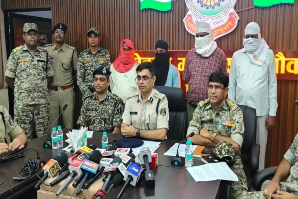 छत्तीसगढ़ में पुलिस को बड़ी सफलता, गांव के अंदर से नक्सलियों की मदद करने वाले चार समर्थक गिरफ्तार