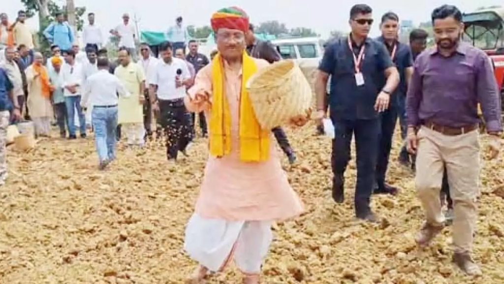 मुख्यमंत्री श्री साय दिखे किसान की भूमिका में,अच्छी उपज की कामना के लिए खेतों की पूजा-अर्चना कर किया बीज छिड़काव
