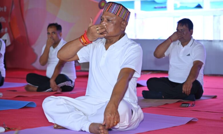 CM विष्णुदेव साय साय के साथ हजारों लोगों ने किया योग