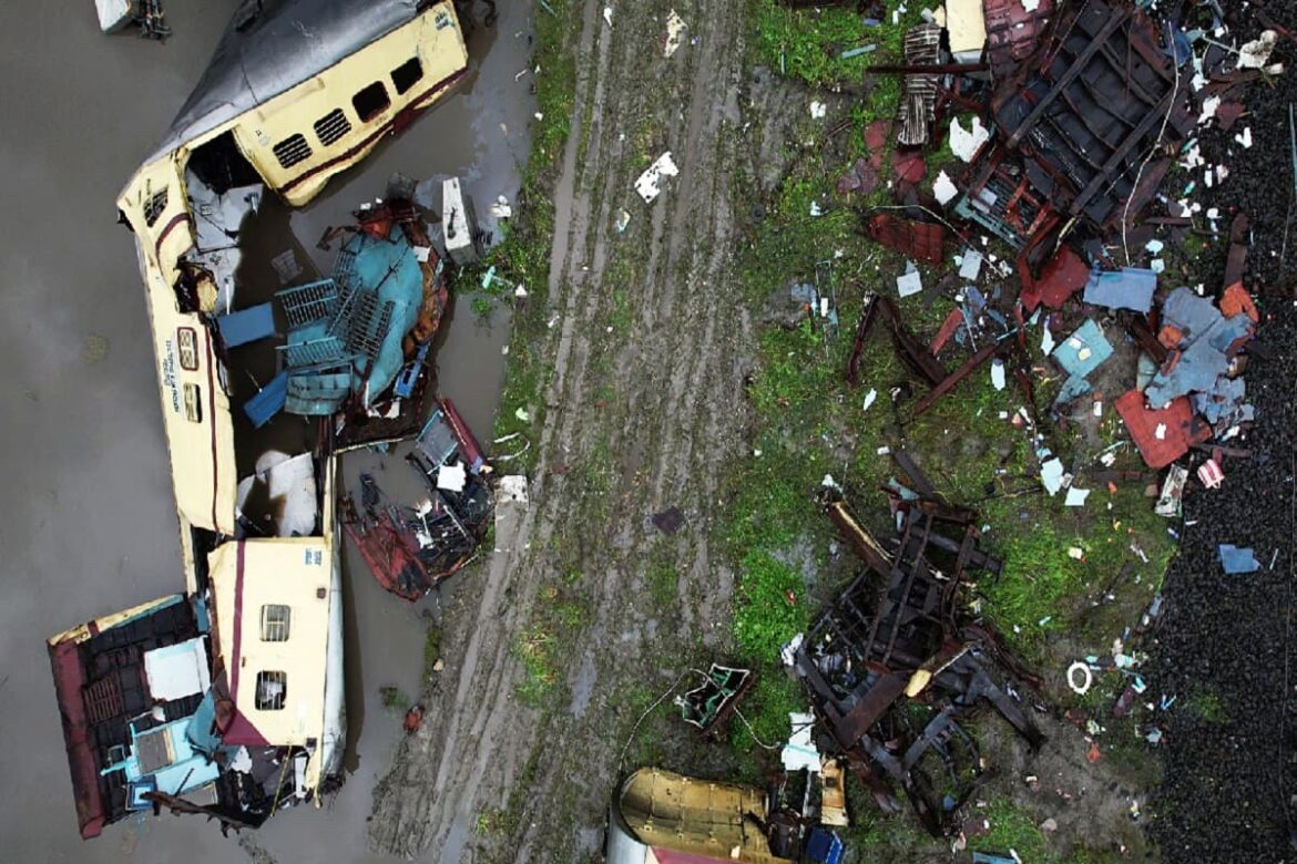 ईद का जश्न छोड़ ट्रेन हादसे के शिकार यात्रियों को बचाने में जुट गए इस गांव के 150 लोग