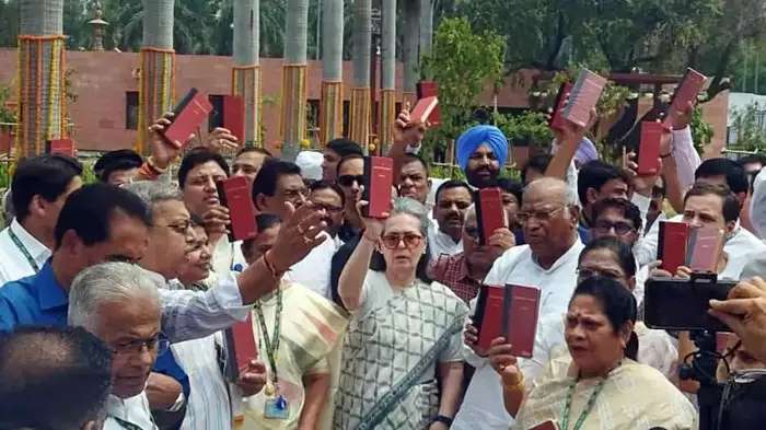 लोकसभा के भीतर सियासी समीकरणों के बदले नजारे