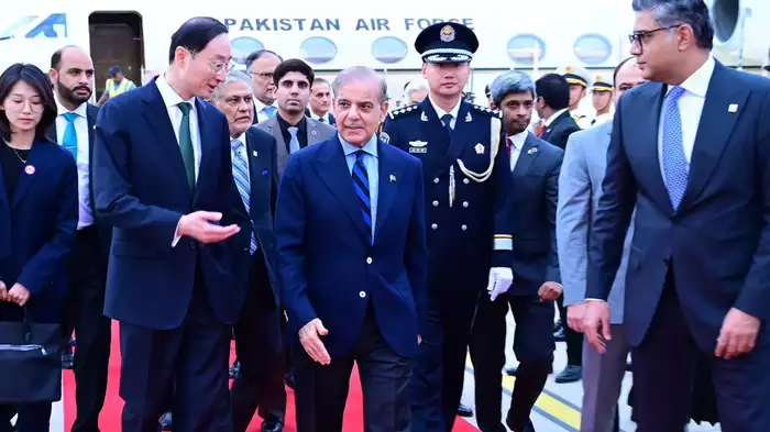 पाकिस्तान की कंगाली के बीच चीन पहुंचे शहबाज शरीफ