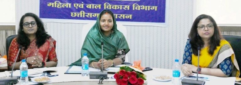 महिला एवं बाल विकास मंत्री श्रीमती लक्ष्मी राजवाड़े ने बच्चों को आंगनबाड़ी में पांच फलदार वृक्ष लगाने की अपील