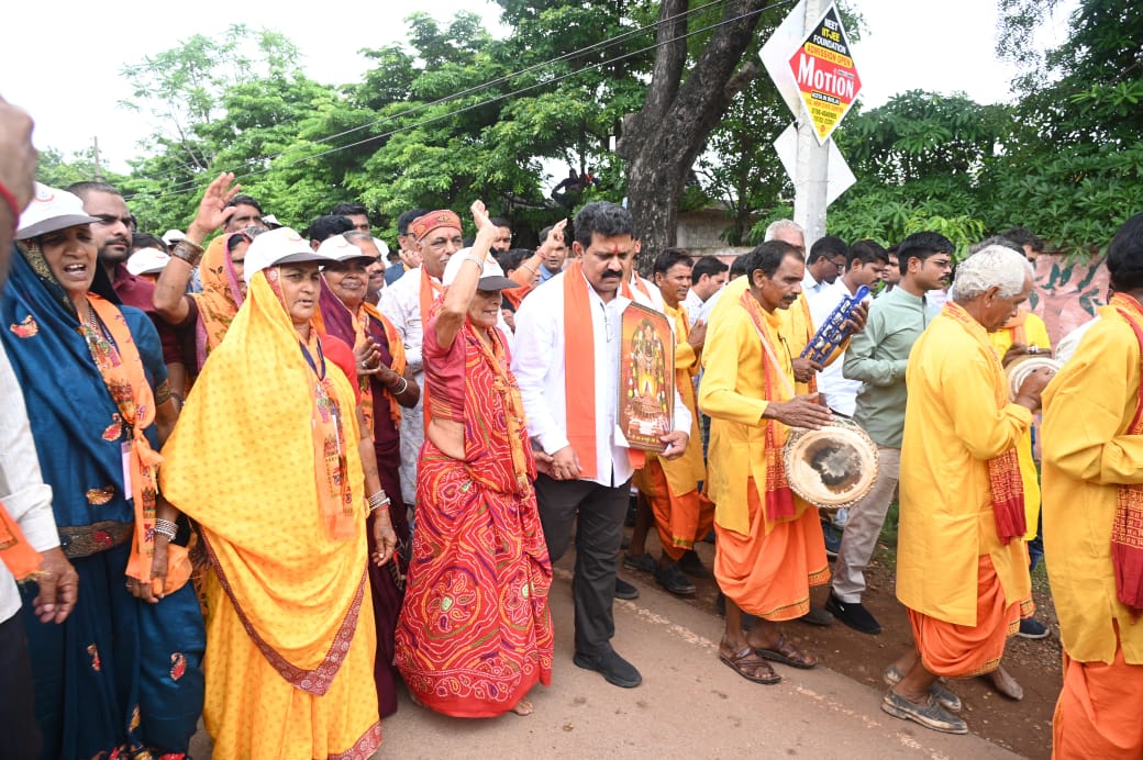 उपमुख्यमंत्री विजय शर्मा ने अयोध्या और काशी विश्वनाथ से लौटे दर्शनयात्रियों का किया स्वागत