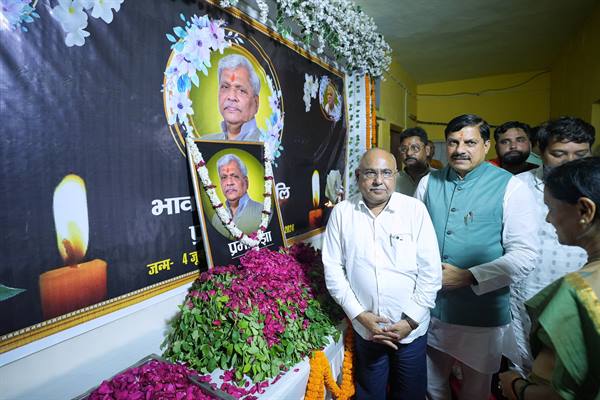 मुख्यमंत्री डॉक्टर यादव ने स्वर्गीय श्री प्रभात झा को पुष्पांजलि अर्पित की