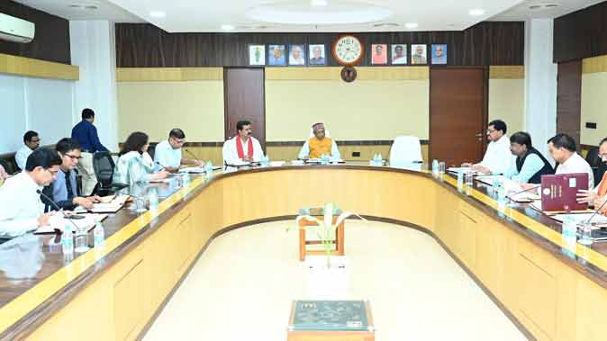 मुख्यमंत्री श्री विष्णु देव साय मंत्रालय में वन टू वन कर रहे हैं बैठक