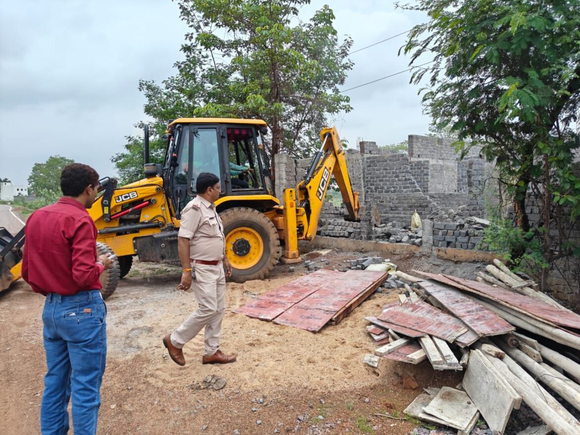 संवेदनशील मुख्यमंत्री की सख्त कार्रवाई : सेजबहार में सरकारी जमीन से हटाया गया बेजा कब्जा, पक्के निर्माण और तार फेंसिग घेरा भी तोड़ा