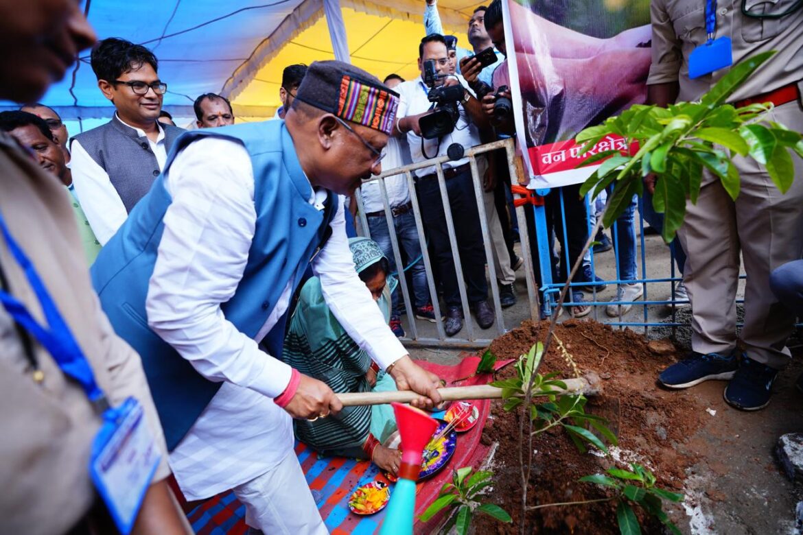 माँ के सम्मान में रुद्राक्ष का पौधा रोपा मुख्यमंत्री श्री साय ने कहा एक पेड़ मां के नाम अभियान अंतर्गत लगाए जा रहे पौधे जननी और जन्मभूमि के रिश्ते को नई पहचान देंगे