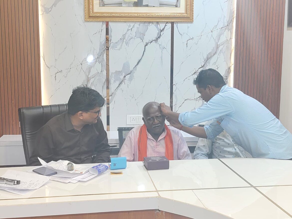 सीएम कैंप कार्यालय बगिया से महादेव को मिला श्रवण यंत्र, खुश होकर बुजुर्ग ने कहा अब वह हर रविवार सुनेगा “मन की बात”, मुख्यमंत्री विष्णुदेव साय का जताया आभार