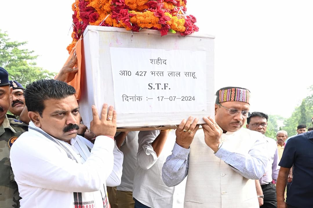 शहीद जवानों को शत-शत नमन, कंधा देते हुए नम हुई CM साय और गृहमंत्री की आंखें