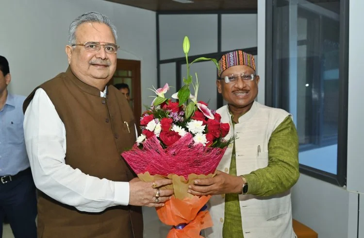 मुख्यमंत्री विष्णु देव साय ने विधानसभा अध्यक्ष डॉ. रमन सिंह से उनके निवास में की सौजन्य मुलाकात