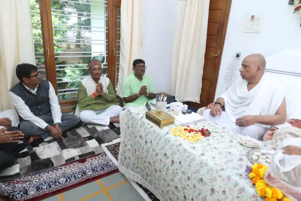 पहले किए गुरु के दर्शन फिर पंगत में बैठकर खाना खाना, सीएम के सादगी को ही रही तारीफ