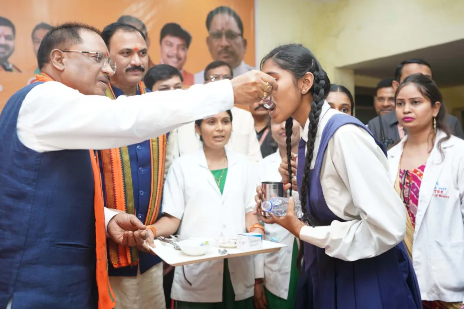 राष्ट्रीय कृमि मुक्ति दिवस: CM साय ने दानी स्कूल में छात्राओं को कृमि रोधी दवा खिलाकर किया शुभारंभ