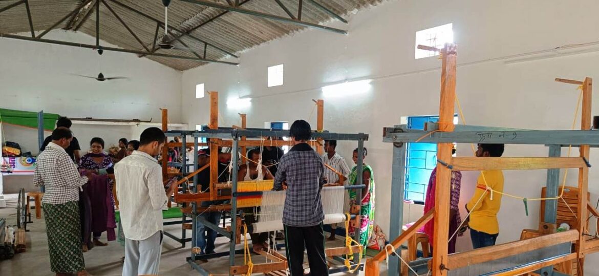 नियद नेल्लानार योजना से छात्र बन रहे आत्मनिर्भर,हथकरघा में हुनरमंद हो रही महिलाएं और बालिकाएं