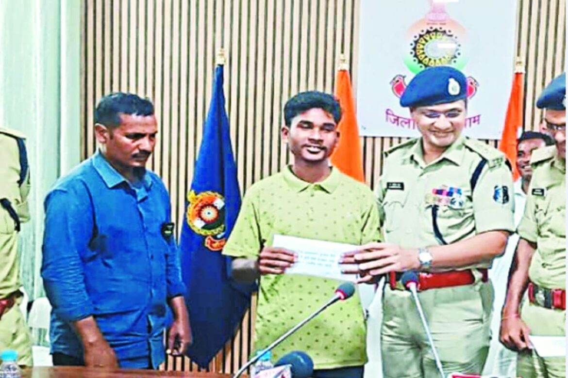 2 खूंखार नक्सलियों ने डाले हथियार, दोनों पर घोषित थे 15 और 10 लाख रुपए का इनाम