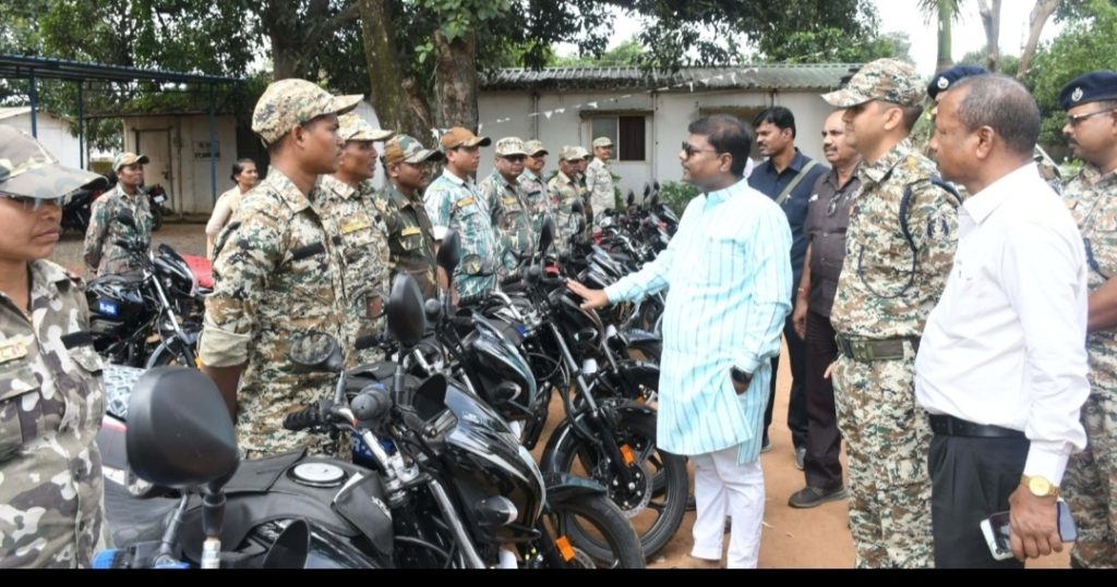 वन मंत्री श्री केदार कश्यप ने किया डीआरजी के जवानों को बाइक वितरण