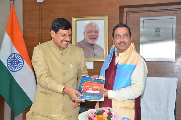 मुख्यमंत्री डॉ. यादव की  केंद्रीय मंत्री श्री जोशी से सौजन्य भेंट