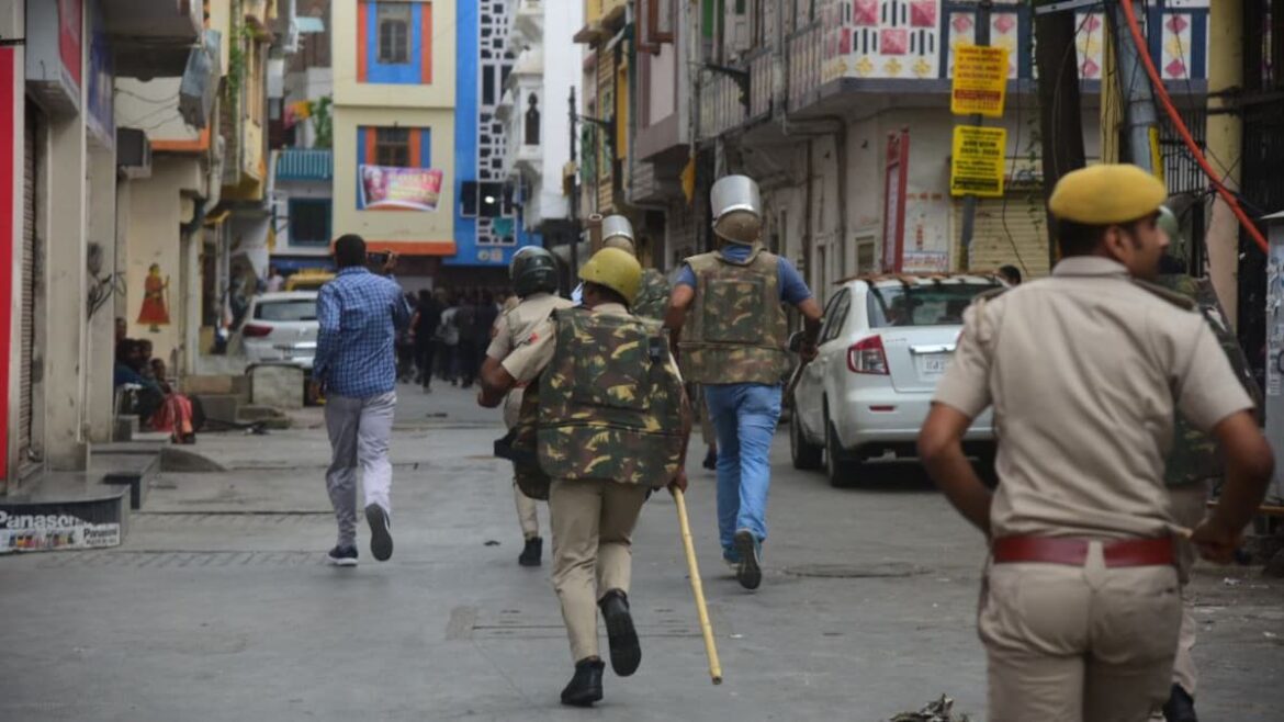 उदयपुर में बवाल के बाद भारी पुलिस बल तैनात, 24 घंटे के लिए इंटरनेट बंद
