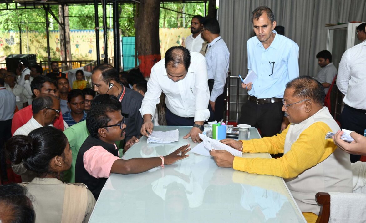 रिमझिम बारिश के बीच जनदर्शन में बड़ी संख्या में पहुंचे आमजन,मुख्यमंत्री ने हर घर तिरंगा कार्यक्रम का किया शुभारंभ, जनदर्शन में सुनी लोगों की समस्याएं
