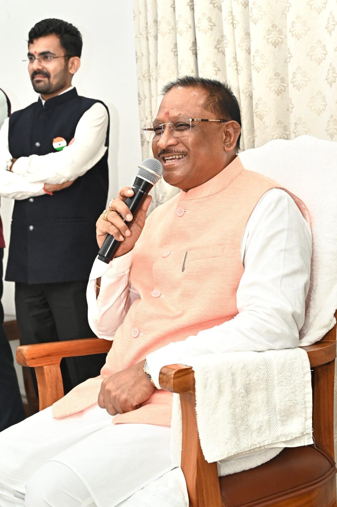 मुख्यमंत्री श्री विष्णु देव साय से मिलकर बताया कि वे आईएएस, आईपीएस, डॉक्टर, इंजीनियर और बिजनेसमैन बनना चाहते हैं