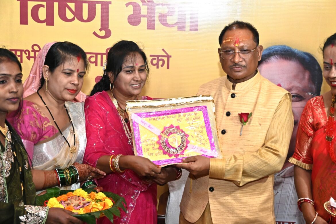 मुख्यमंत्री श्री विष्णु देव साय की कलाई में बहनों ने बांधी राखी