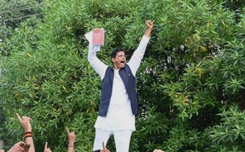 संविधान पुस्तिका हाथ में लेकर प्रदर्शन : दिल्ली संसद से भिलाई की सड़क तक पहुंचा