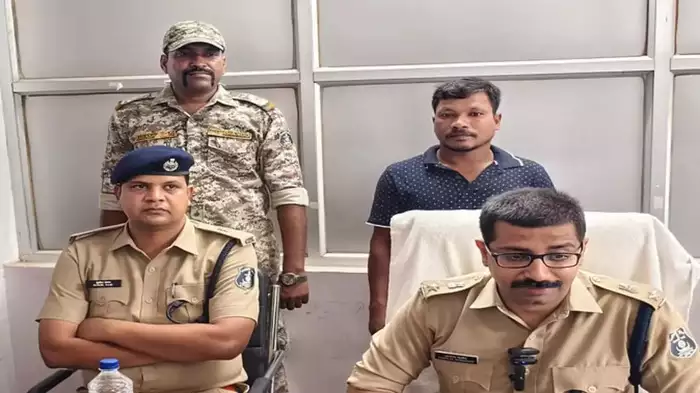 छत्तीसगढ़ के धमतरी में 5 लाख के इनामी नक्सली ने किया सरेंडर, दर्ज हैं कई मामले