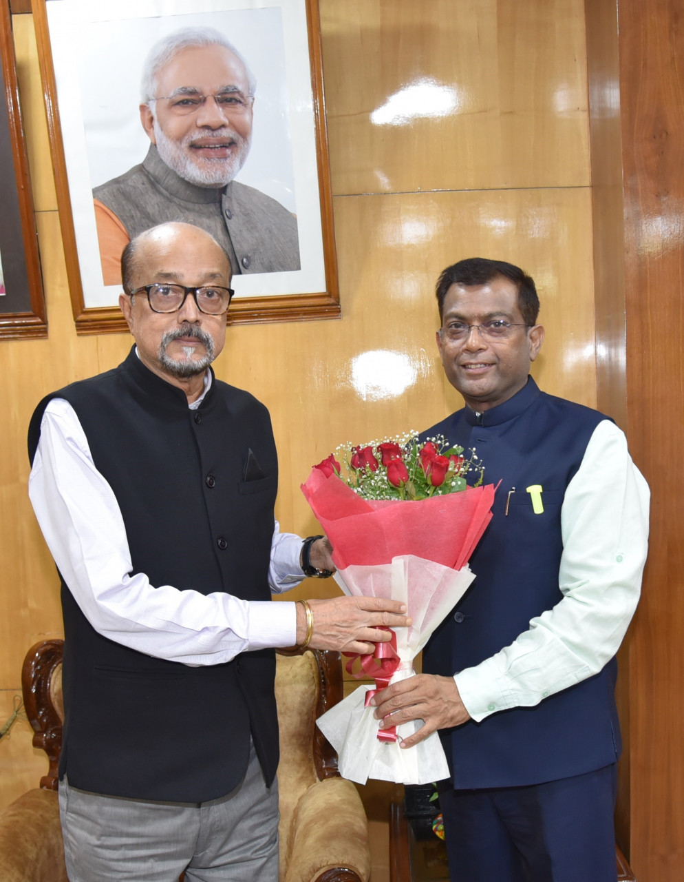 राज्यपाल रमेन डेका से राज्य निर्वाचन आयुक्त सिंह ने सौजन्य भेंट की