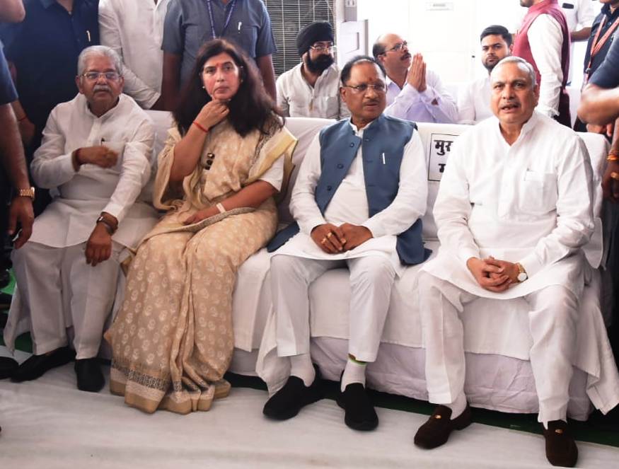 स्व. श्री श्याम पाण्डेय के तेरहवीं कार्यक्रम में शामिल हुए राज्यपाल एवं मुख्यमंत्री