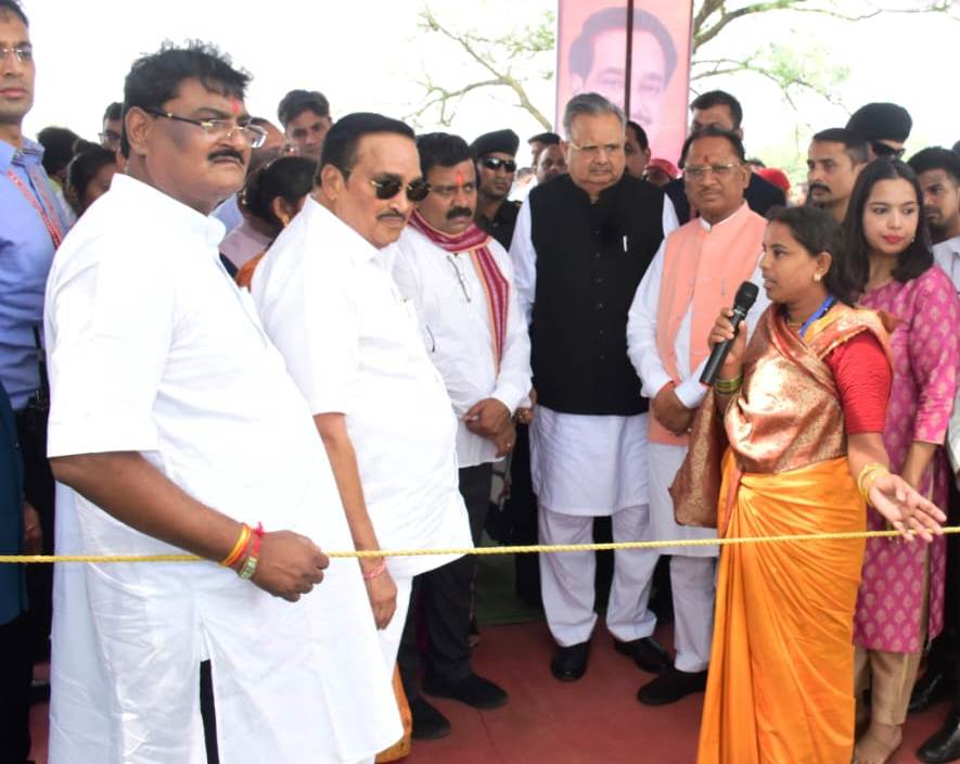 मुख्यमंत्री विष्णु देव साय एवं केन्द्रीय जल शक्ति मंत्री सी.आर. पाटिल राजनांदगांव विकासखंड के ग्राम बरगा में आयोजित ‘स्वच्छता ही सेवा’ कार्यक्रम में हो रहे हैं शामिल